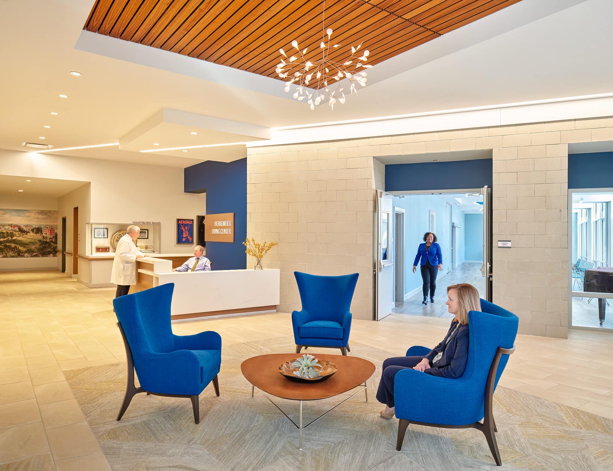 01a Foyer from front door+people KDA Wartburg WEB